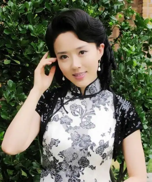 毕业于北京电影学院表演系的颜丹晨与赵薇,何琳被誉为北影三朵花.