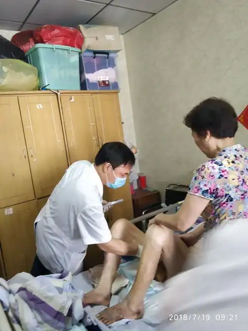 我站刘勇主任在为尿潴留患者导尿