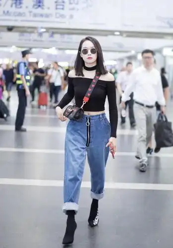 郭碧婷生娃后马上营业穿露肩上衣配牛仔裤街拍好勤奋的阔太太