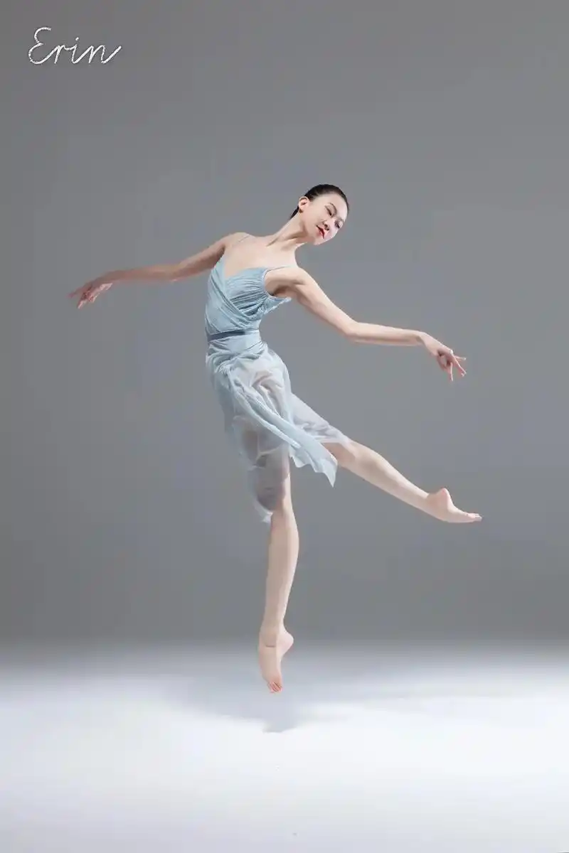 来给兔年比个耶 #舞蹈艺术写真 #芭蕾 #每一个舞蹈生都有 - 抖音