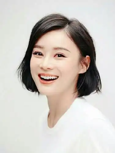 42岁大s尝试狗啃刘海短发,新发型可爱又俏皮,简直不要太减龄