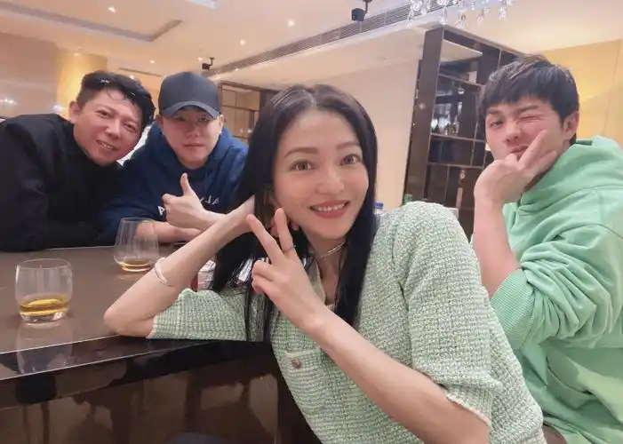 张韶涵与三位男友人聚会到天亮,心情好晒合照,39岁模样认真的?