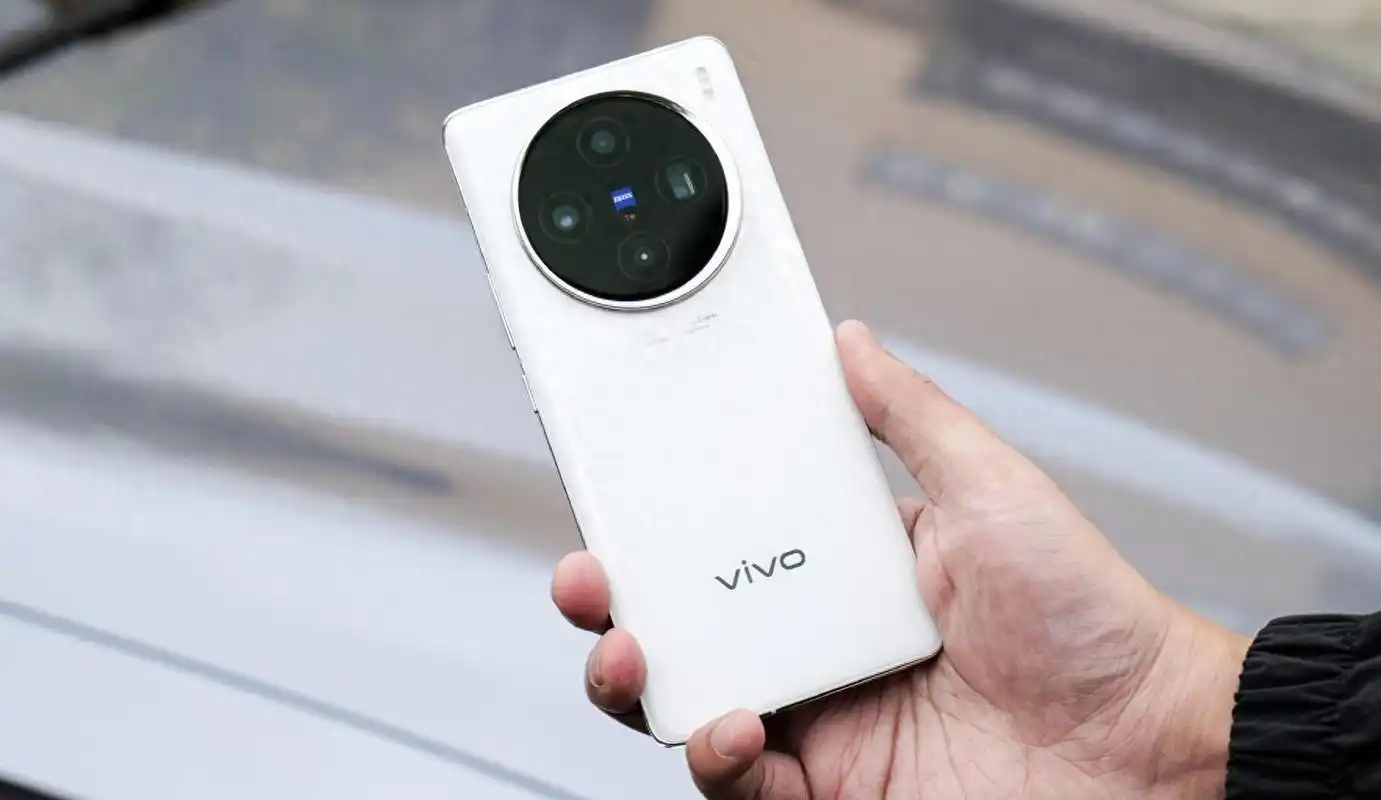 vivox100# 首先在外观,vivo x100的曲面屏设计我还是蛮喜欢的,屏占比