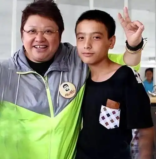 有次,韩红带着韩厚厚去游乐场玩.