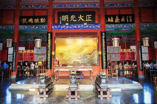 女子跪在开封府大堂前大哭,画面曝光,身份披露,景区回应难服众