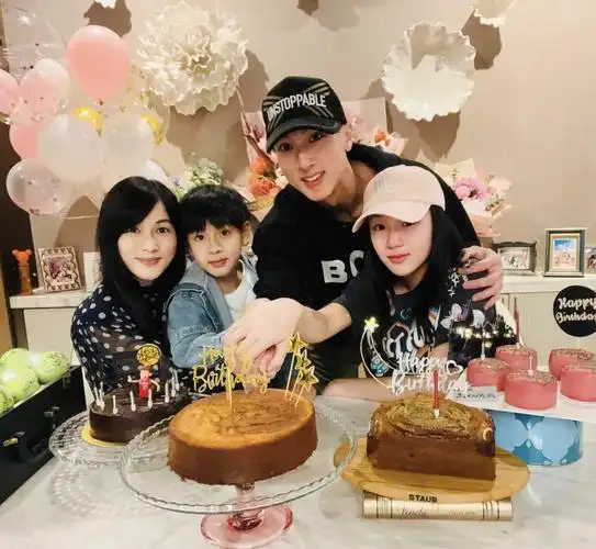 的妻子和儿子max的生日 , 而昨天10月10日是吴尊和女儿neinei的生日