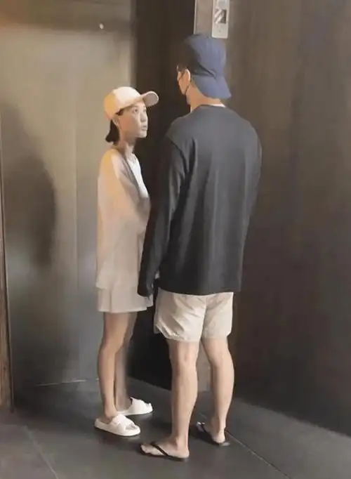 原创窦骁何超莲出游被偶遇素颜穿拖鞋低调接地气同框画面超恩爱