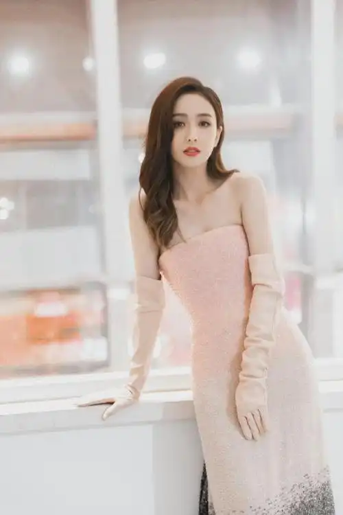 佟丽娅离婚后太大胆了裹着高奢浴巾走红毯渐变色照样闪耀全场