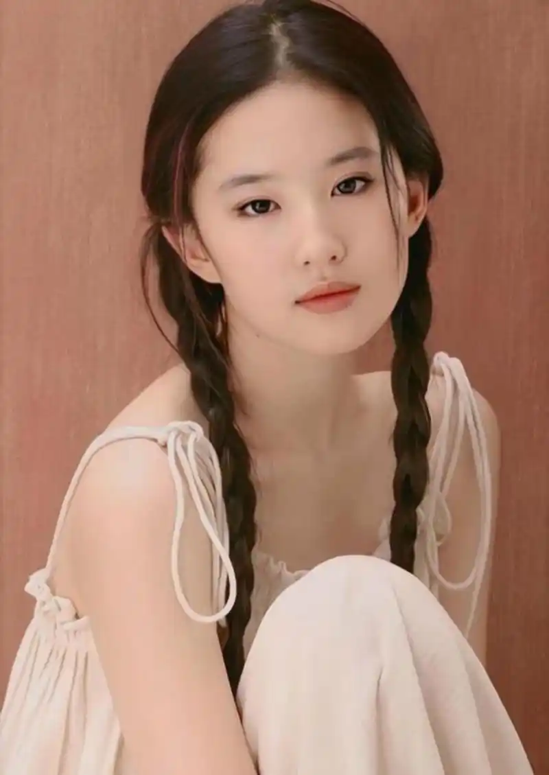 早期的刘亦菲简直美得不可方物,清纯俏丽,温柔甜美,气质灵动,妥妥的"