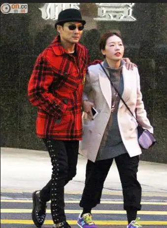 杜德伟妻子孕味浓