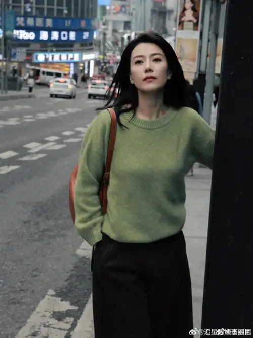 高圆圆重庆citywalk#高圆圆重庆街拍96姐姐的状态好好啊!