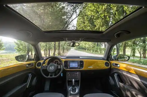 甲壳虫沙丘越野版与鹿晗上演《时尚芭莎》大片