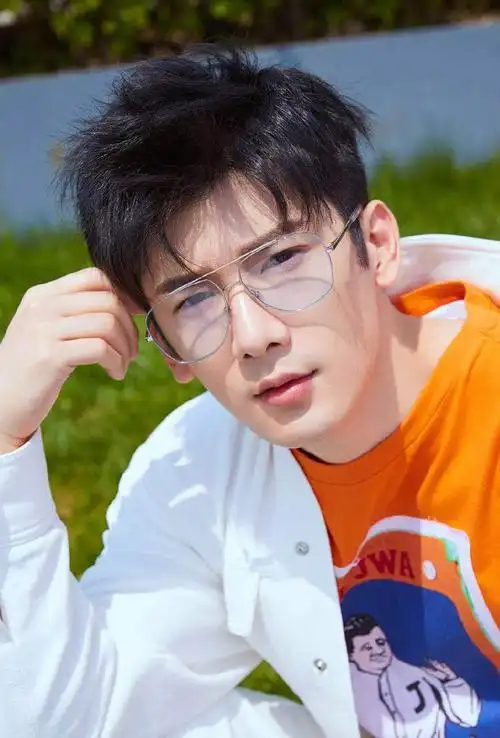 刘芮麟阳光帅气时尚写真大片