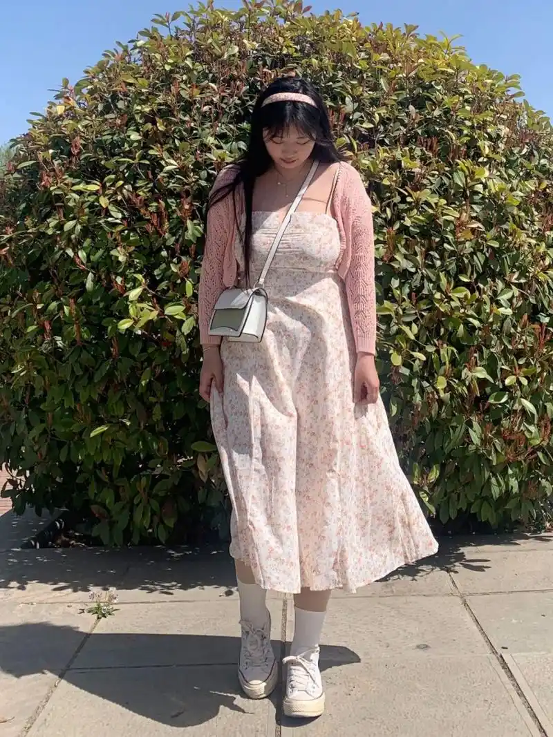 160斤170cm的小哲来啦 	 最近这件碎花吊带裙好火吖 我竟然找到了大码