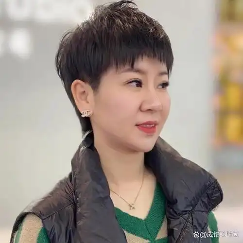 对于40-50岁的女性来说,一款合适的短发发型不仅可以提升气质,还能
