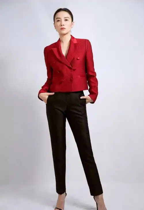 宋佳虽然人到中年但仍自信凹下衣失踪赶时髦穿黑西装又飒又美