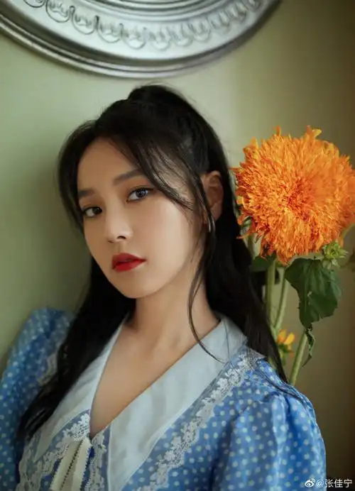 美女演员张佳宁可爱写真美照好清纯啊