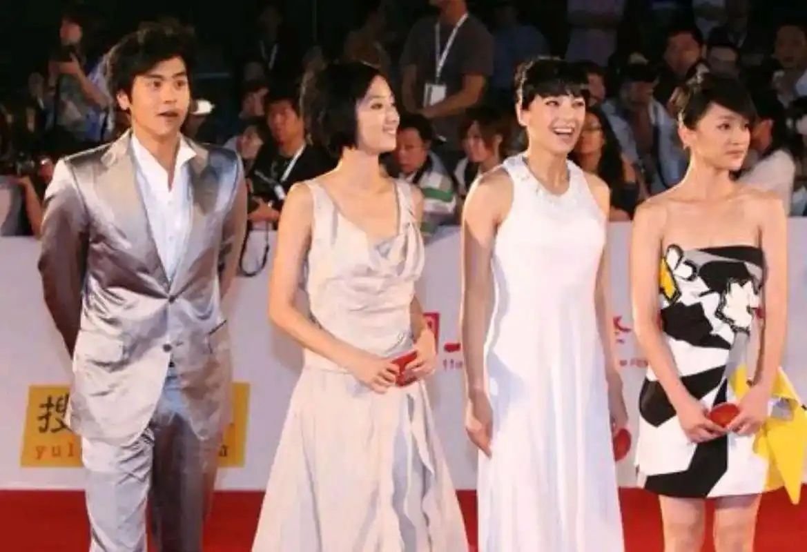 男星彭于晏身高182站在身高164的女星桂纶镁旁边很显高  面对女星穿