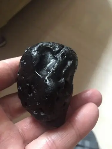 这个又黑又重的黑石头是什么石头?有微磁性,请指教!