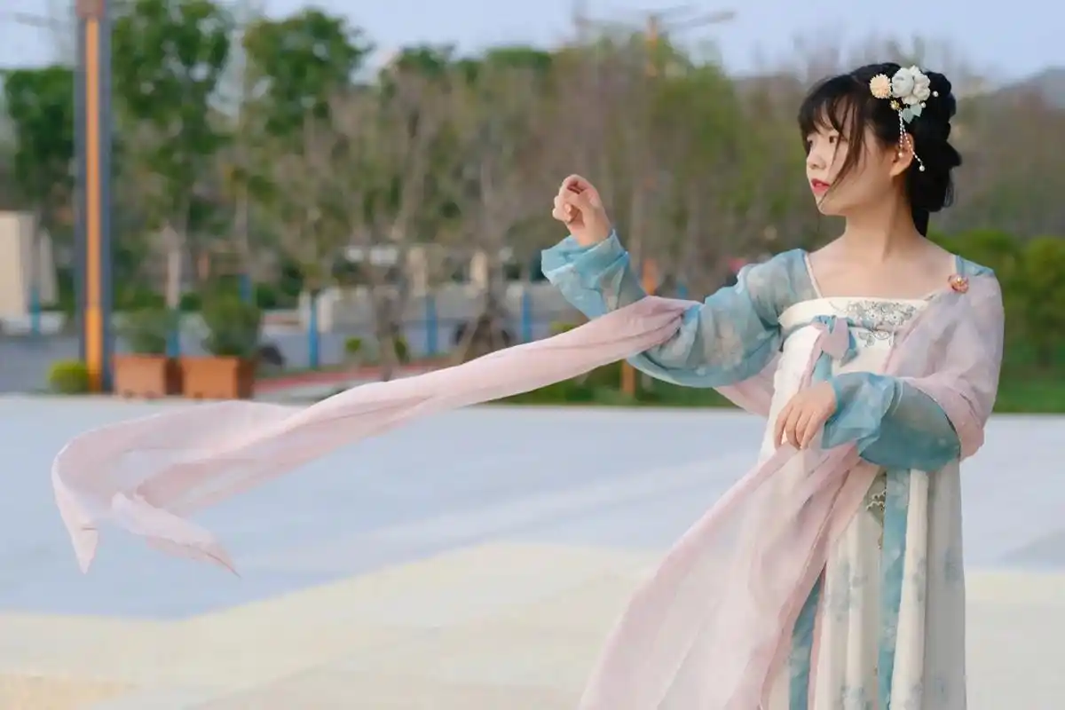 汉服 #汉服摄影 #汉服小仙女 #国风才是主 - 抖音