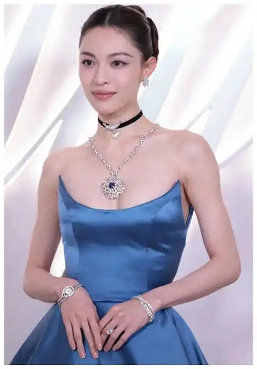 钟楚曦30岁高调亮相蓝色抹胸裙尽显完美身材曲线迷人惹人爱