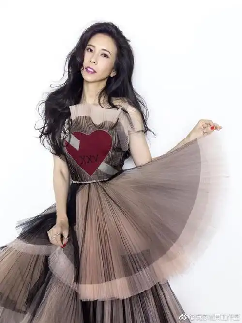 48岁莫文蔚真胆大!这么暴露的衣服都敢穿,网友:身材好就是任性