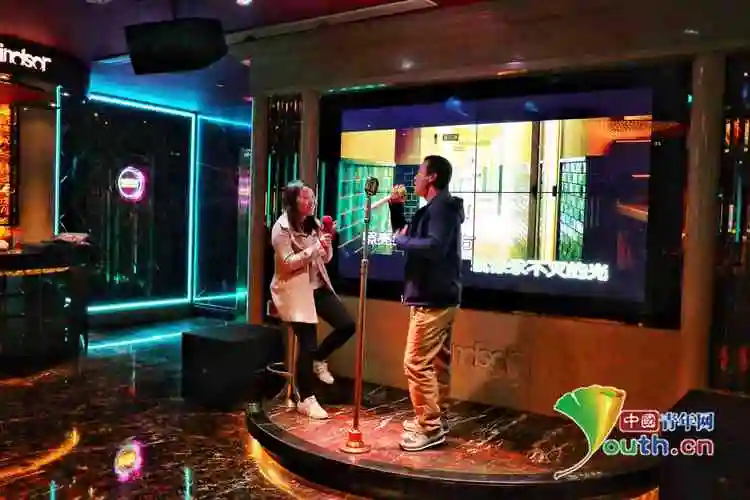温莎ktv专业级音响设备引得青年们跃跃欲试,快递小哥们在"情歌对唱"