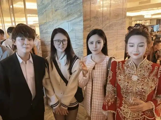 38岁歌手六哲返回老家补办婚礼!