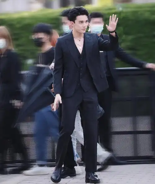 吴磊出席线下活动深v黑色西装霸总本人路人镜头气质拿捏稳