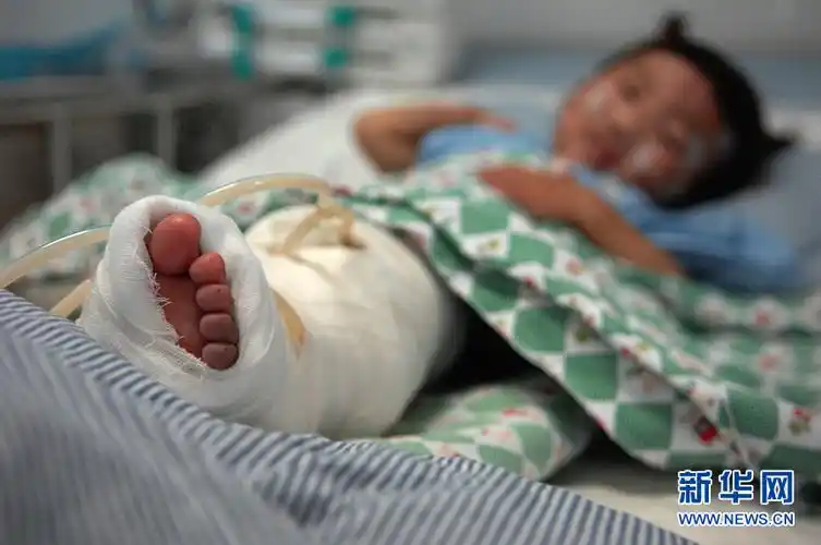 温州动车事故:最后一名获救小女孩生命体征良好