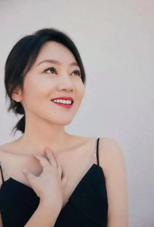 闫妮在本届电影展上担任了评委,为青年电影人提供了指导和支持.