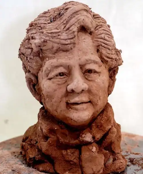 泥塑人物《人民英雄--李兰娟》.