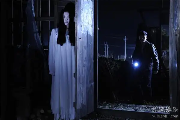 周楚楚《青魇》中白衣女鬼造型