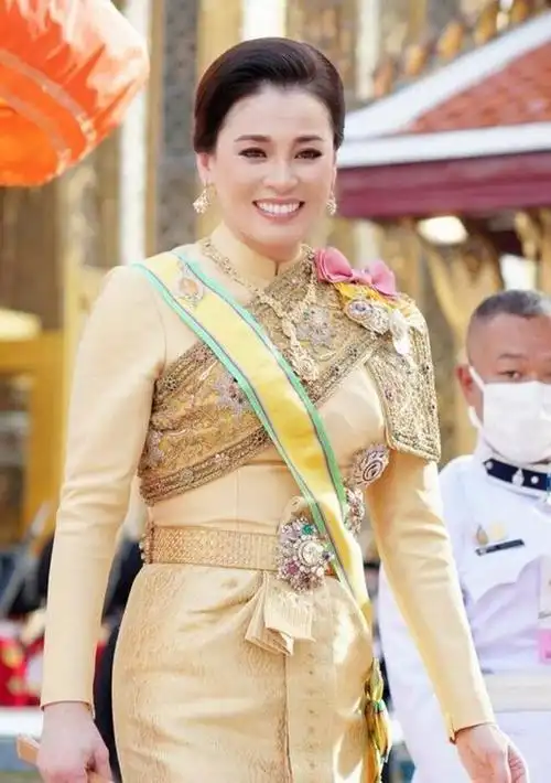 高调为贵妃庆生,自己71岁生日又让王后抢了风头|后宫|苏提达|泰国王室