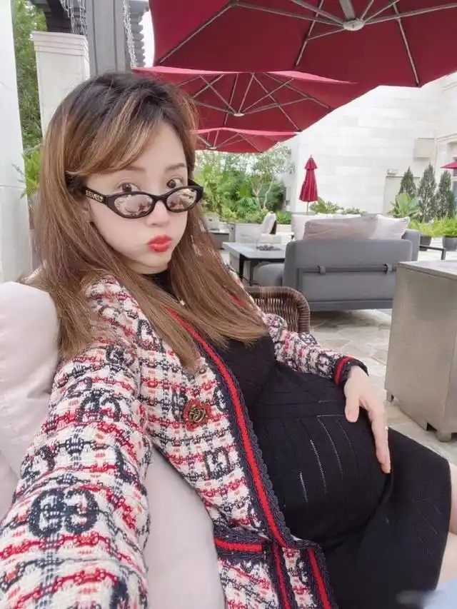 37岁李念官宣怀三胎,幸福公开孕肚照肚大如箩,嘟嘴卖萌状态好好