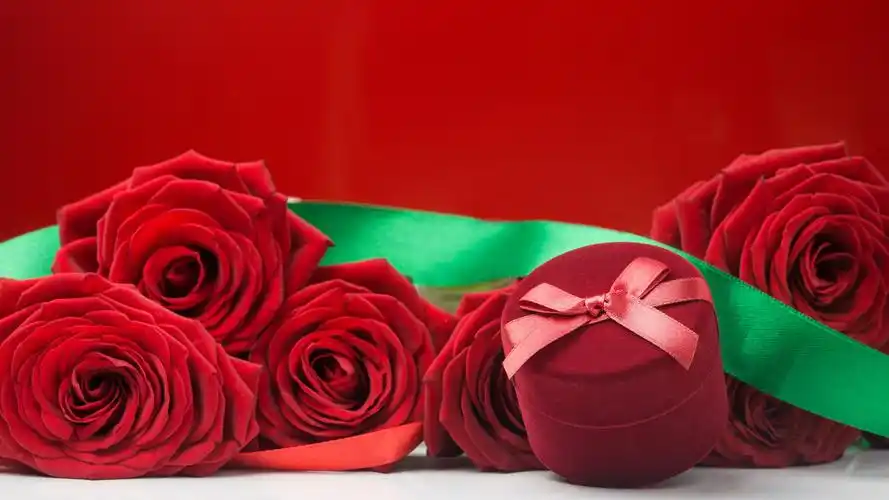 壁纸 红色玫瑰和礼物,浪漫