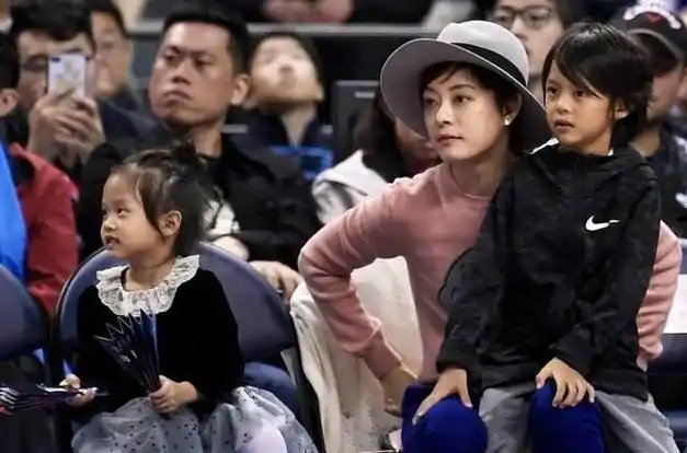 41岁孙俪长发披肩出席活动脸蛋圆润胖了很多穿白裙温柔又优雅