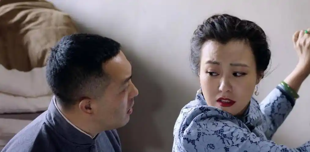 被解放的佟丽华,回来之后被包办婚姻,嫁给了晚清贝勒哈岚(富大龙饰演)