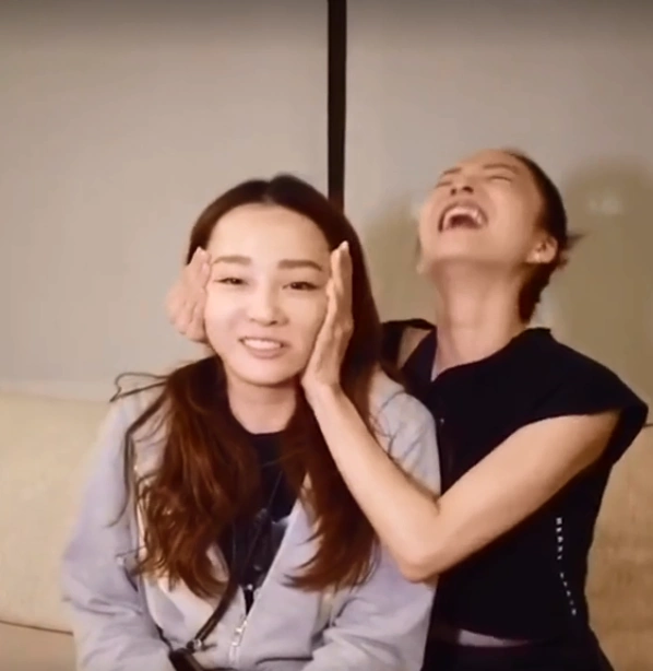 张韶涵对亲妹揉脸发出魔性笑声 张韶轩吓得花容失色