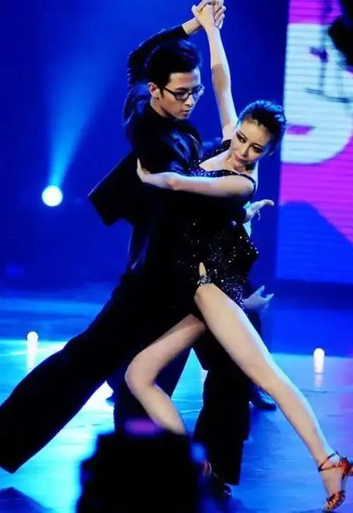 而巩新亮输就输在没文化,直接回怼「我就是离不开男人