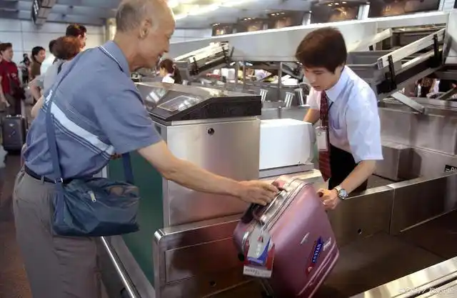 机场托运的行李超重,如何用英语解决