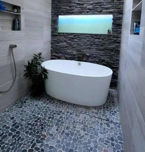 鹅卵石还能拿来装饰地面和墙面,尤其用在淋浴区内,防水防潮效果极其好