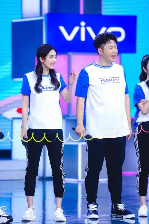 杨幂超话#快乐大本营#@杨幂双马尾杨小幂携@电视剧筑梦情缘家族继续