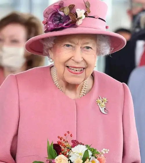 英国女王近期的look和首饰套装