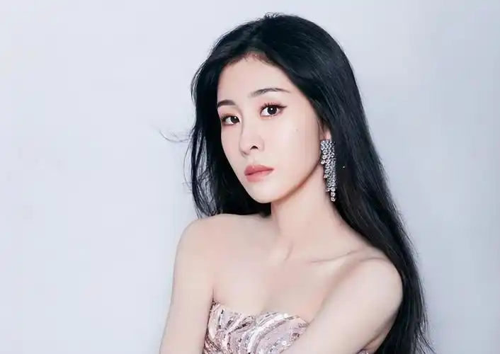 张碧晨生产照首次曝光穿碎花孕妇装鼻子插氧气管肚皮绑仪器