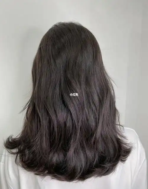 比黑色轻盈很多 很多明星的头发看似是黑色 其实是黑茶色～ 不死板很