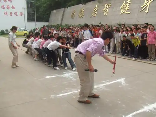 屯溪四中举行庆六一迎奥运拔河比赛