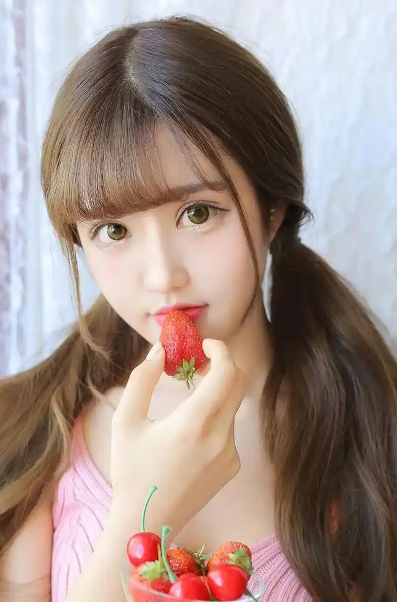 大眼睛萝莉美少女性感写真图片