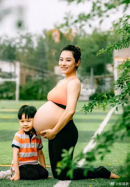 刘璇晒孕肚倒立照