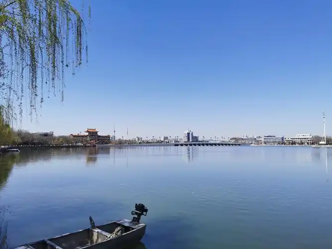 开封包公湖上情人桥